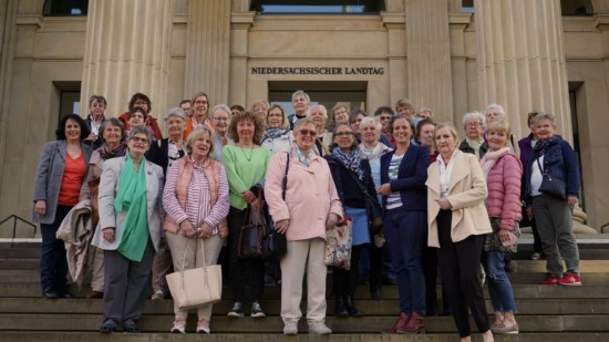Besuchergruppe vor dem Landtag