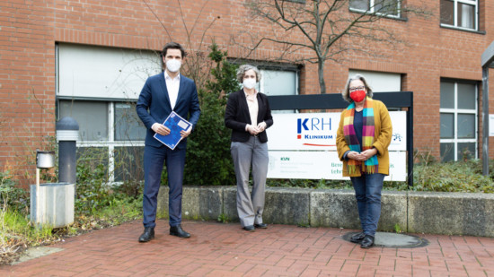 Regionspräsident Steffen Krach, Thordies Hanisch, Landtagsabgeordnete für Lehrte, Burgdorf und Uetze, Helga Laube-Hoffmann (Mitglied der Regionsversammlung)) vor dem KRH Klinikum in Lehrte.