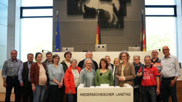 Hanisch mit dem TTC Eltze im Plenarsaal vor dem Rednerpult