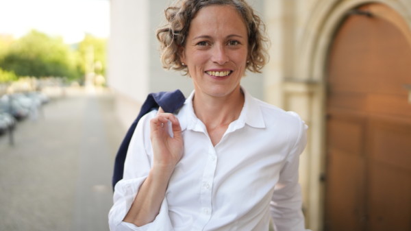 T.Hanisch vor dem Niedersächsischen Landtag