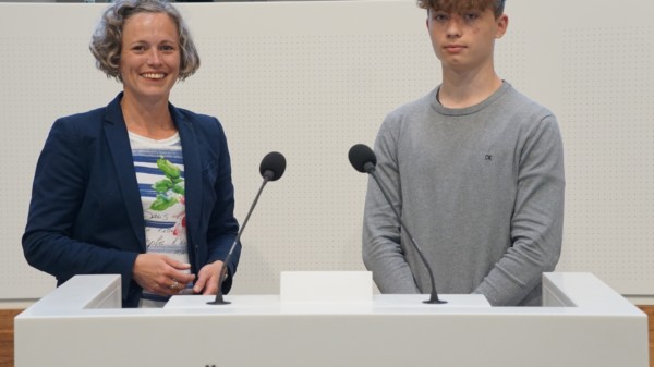 T.Hanisch mit Schüler Clemens Scheuer im Plenarsaal